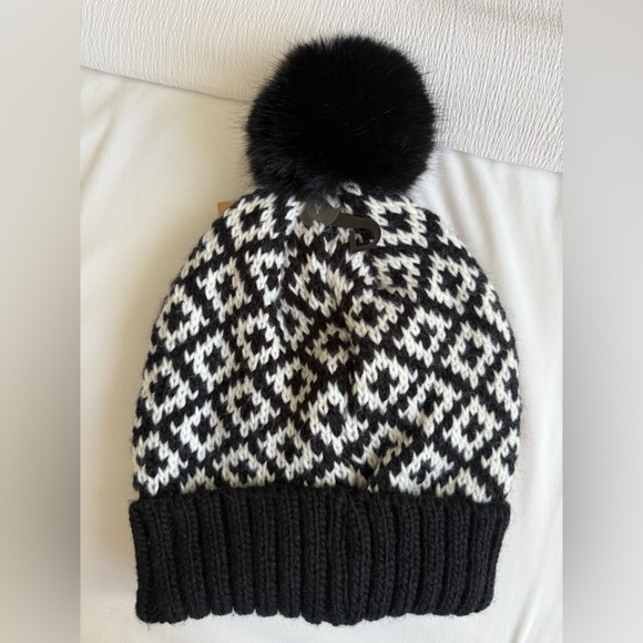 NWT Fuzzy Lined Diamond Patterned Faux Fur Pom C.C Beanie - Picture 3 of 4